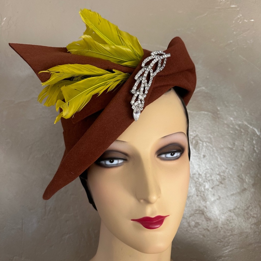 STUNNING 1930s' RUST FELT CLOCHE WITH LARGE BOW + jewel + CHARTREUSE FEATHERS